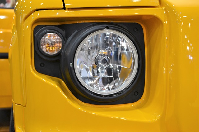 reflektor žlutého jeepu